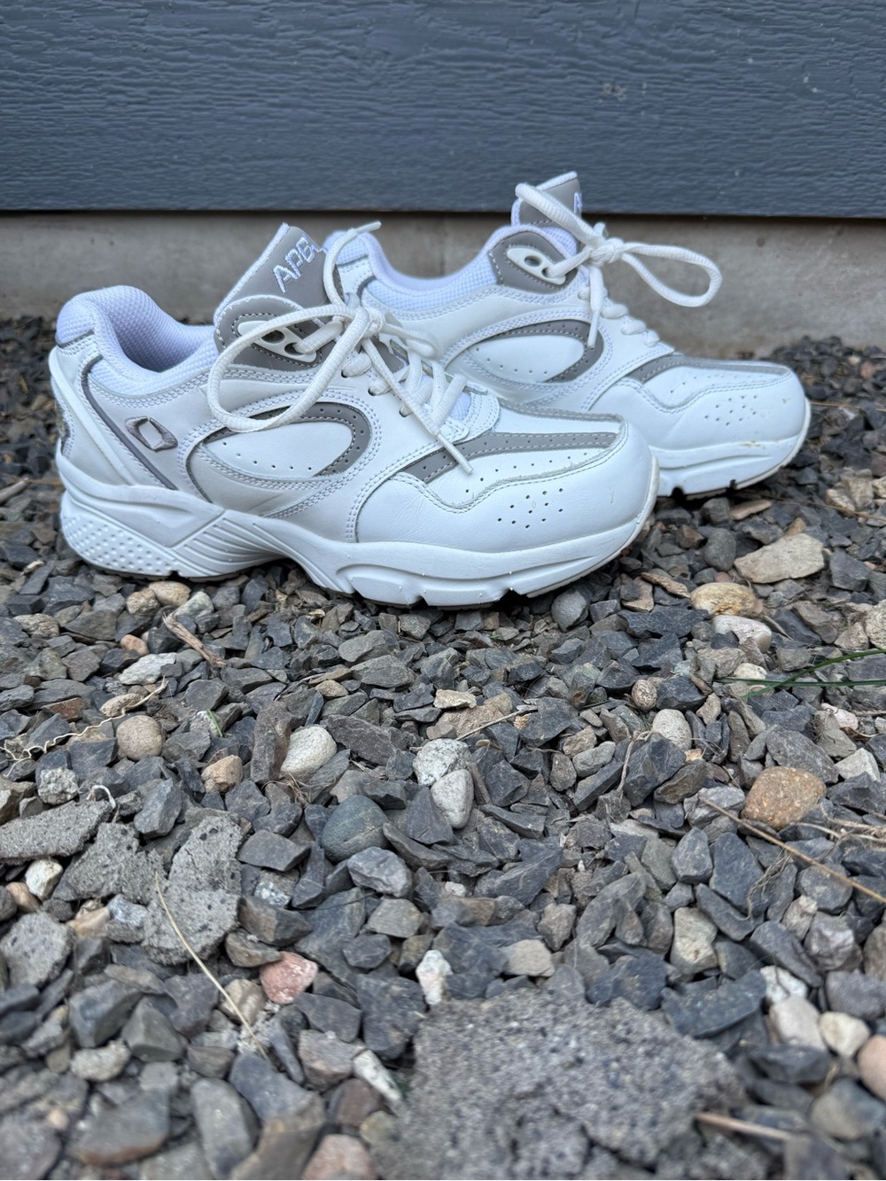 Excellent pre-owned Apex X821 orthopedic walking shoes in Women’s US 7 Wide.
